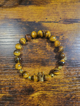 Load image into Gallery viewer, Faceted Tiger Eye w/ Crown - Beaded Bracelet
